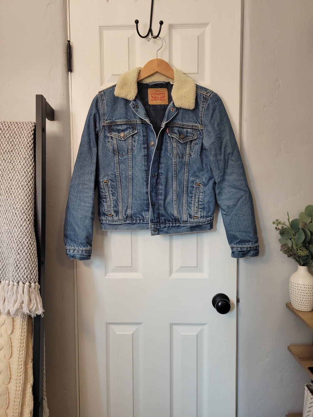 Levi's Light Blue Denim Jacket with Cream Sherpa Collar - Picture 1 of 4